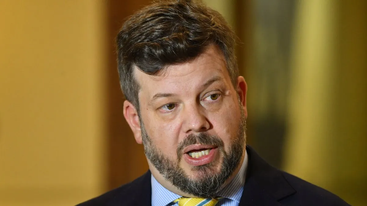 El diputado Kaiser propone despidos sin causa para funcionarios en nueva ley fiscal.