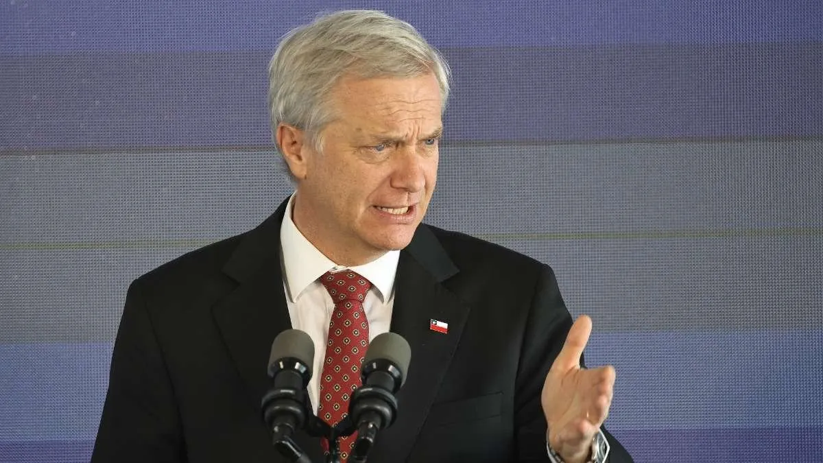 El Presidente Kast anuncia reducción de su sueldo por la crisis económica en Chile.