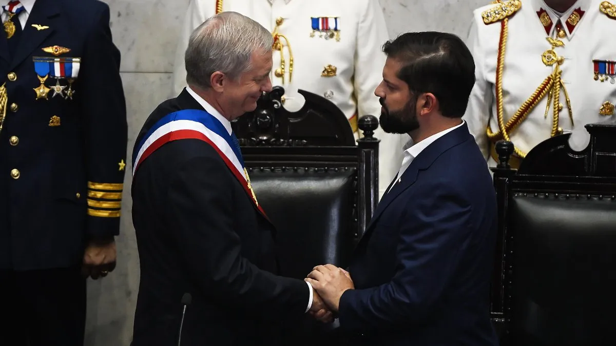 José Antonio Kast asume la presidencia en un Congreso dividido y tenso.