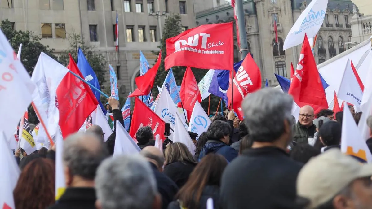 Kast retira proyecto de negociación colectiva para enfocarse en reactivación económica.