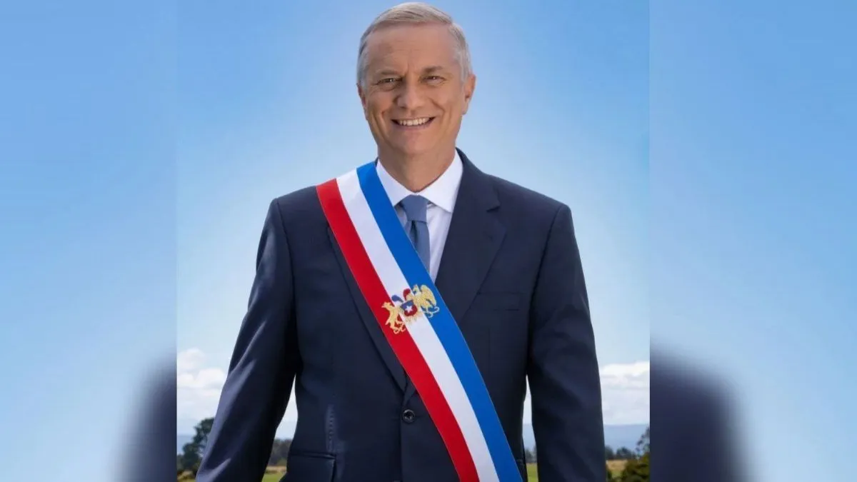 La Contraloría valida el uso del escudo en la banda presidencial de Kast.