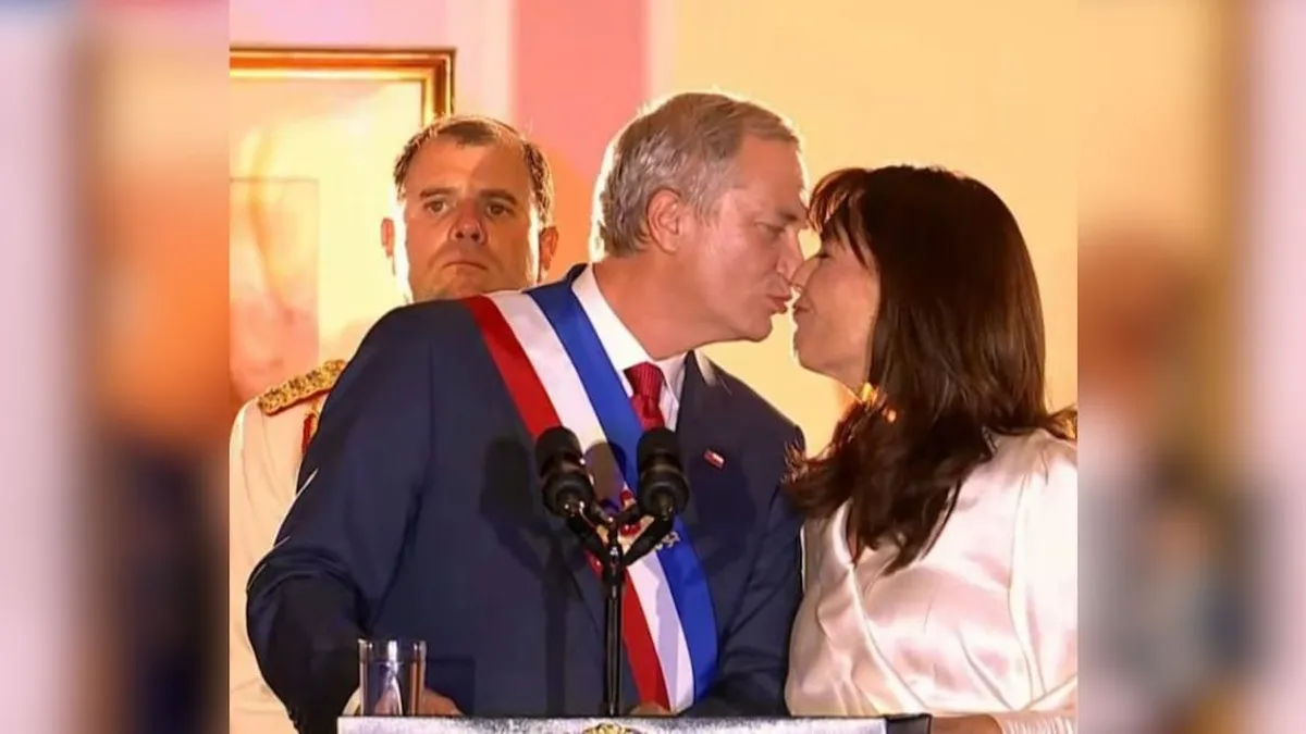 El emotivo beso entre Kast y Adriasola durante su primer mensaje a la nación.