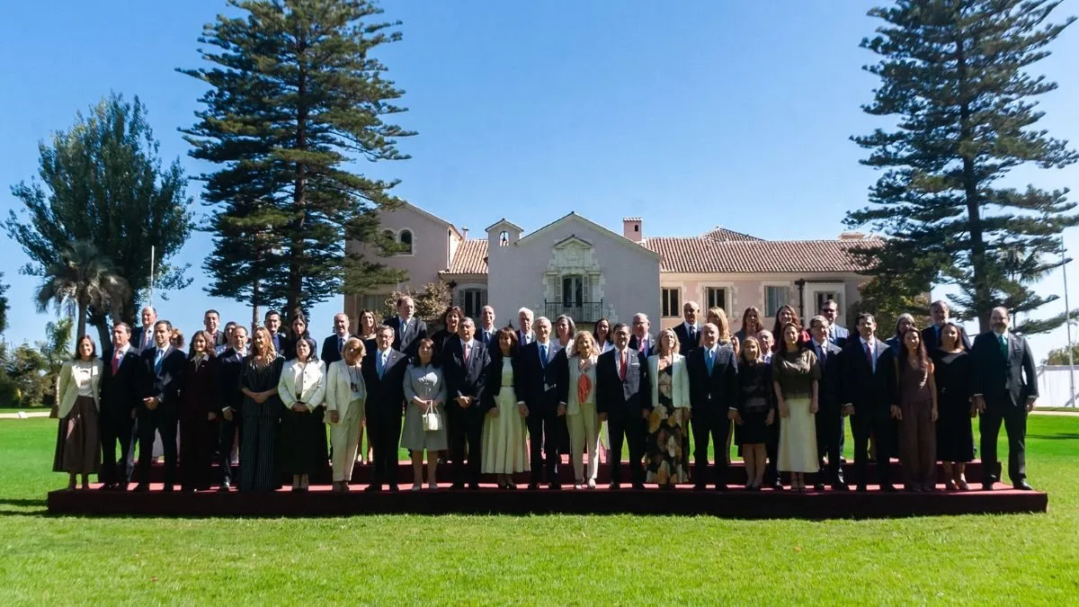 Nuevas normas del gobierno de Kast regulan el uso de redes sociales institucionales.