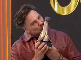 José Antonio Neme celebra su Copihue de Oro y agradece al público por su apoyo.