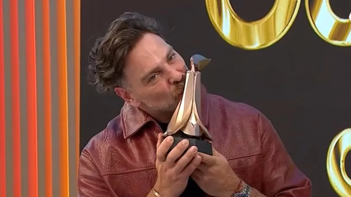 José Antonio Neme celebra su Copihue de Oro y agradece al público por su apoyo.