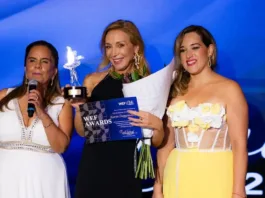Karen Doggenweiler recibe el premio "Exceptional of Excellence" en WEF Chile 2023.