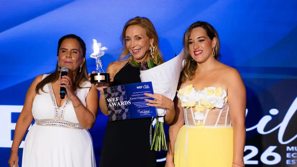Karen Doggenweiler recibe el premio "Exceptional of Excellence" en WEF Chile 2023.