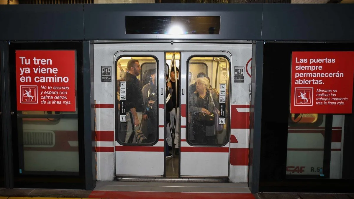 El Ministro de Transportes anuncia mejoras de seguridad en el Metro de Santiago.