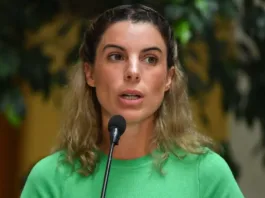 La diputada Maite Orsini enfrenta controversia por su postulación a familias de acogida.