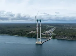 El ministro Arrau y el CEO de Hyundai E&C supervisan el avance del Puente Chacao.