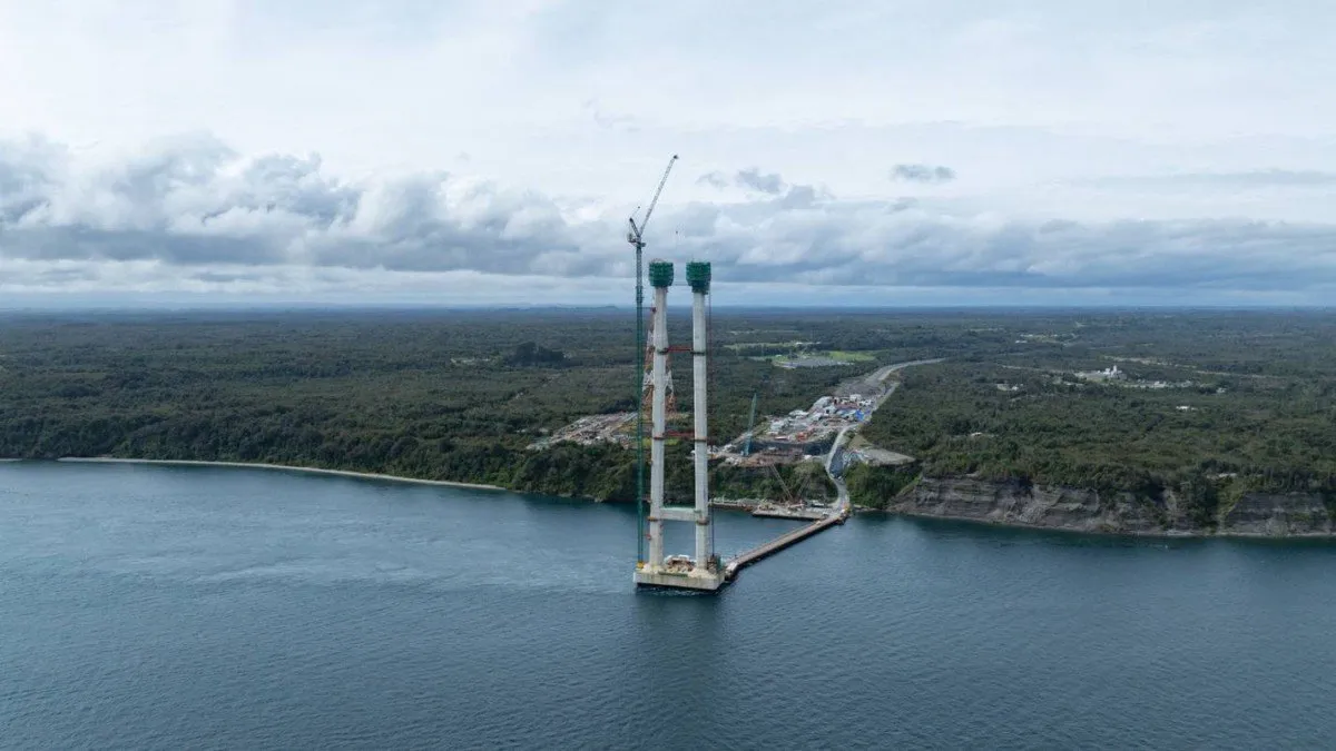 El ministro Arrau y el CEO de Hyundai E&C supervisan el avance del Puente Chacao.