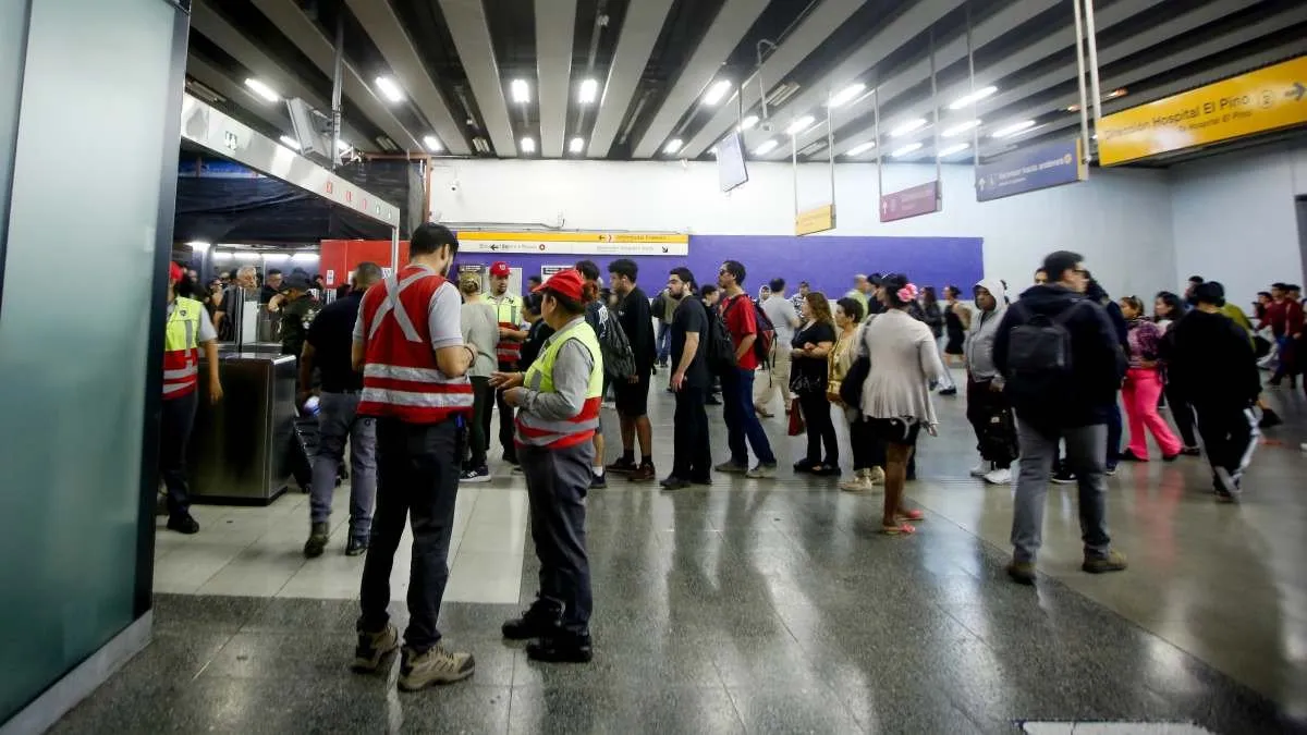 Demoras en la Línea 3 del Metro de Santiago afectan a miles de pasajeros en hora punta.