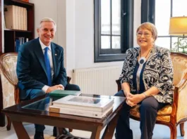 Michelle Bachelet se excusa ante José Antonio Kast por su ausencia en el cambio de mando.