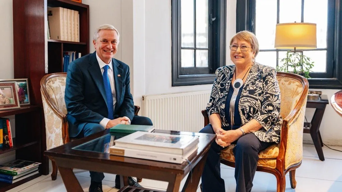 Michelle Bachelet se excusa ante José Antonio Kast por su ausencia en el cambio de mando.