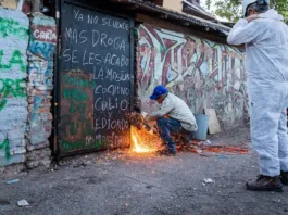 El alcalde Miguel Concha supervisa la demolición de una casa vinculada al narcotráfico.