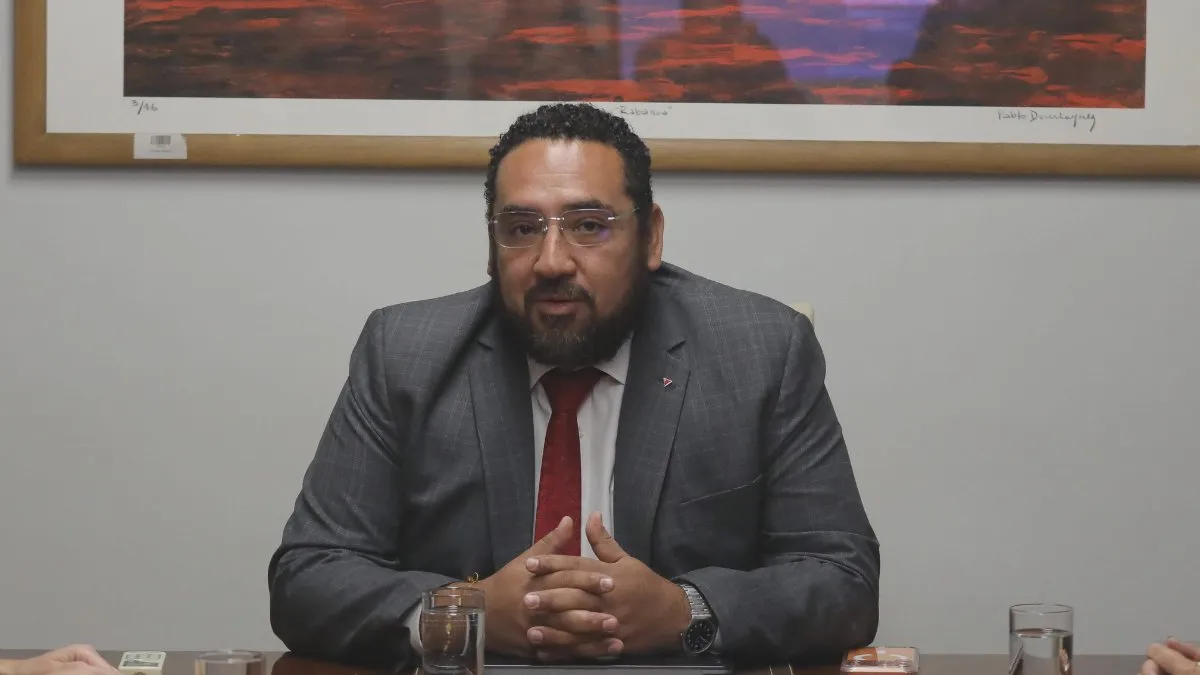 Sostenedores critican al Ministerio de Educación por falta de transparencia y pagos.