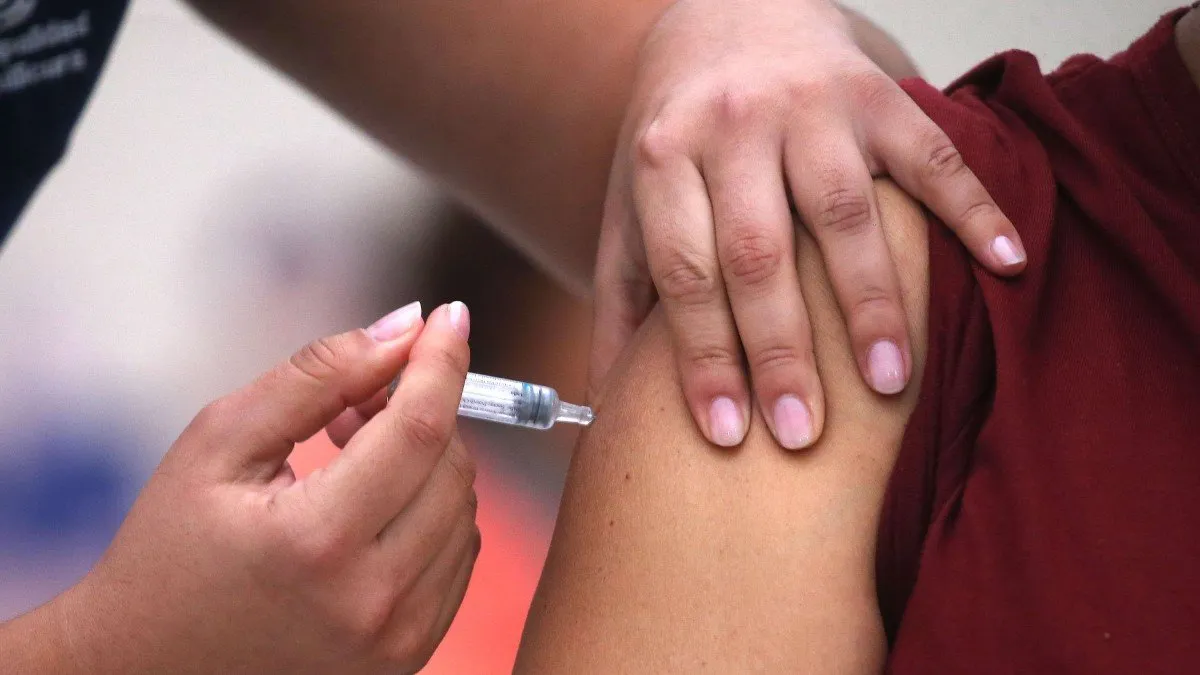 Campaña de Vacunación 2026 en Chile: protección gratuita contra virus respiratorios y COVID-19.