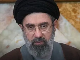 Mojtaba Jamenei desafía a EE. UU. e Israel y reafirma control sobre el estrecho de Ormuz.