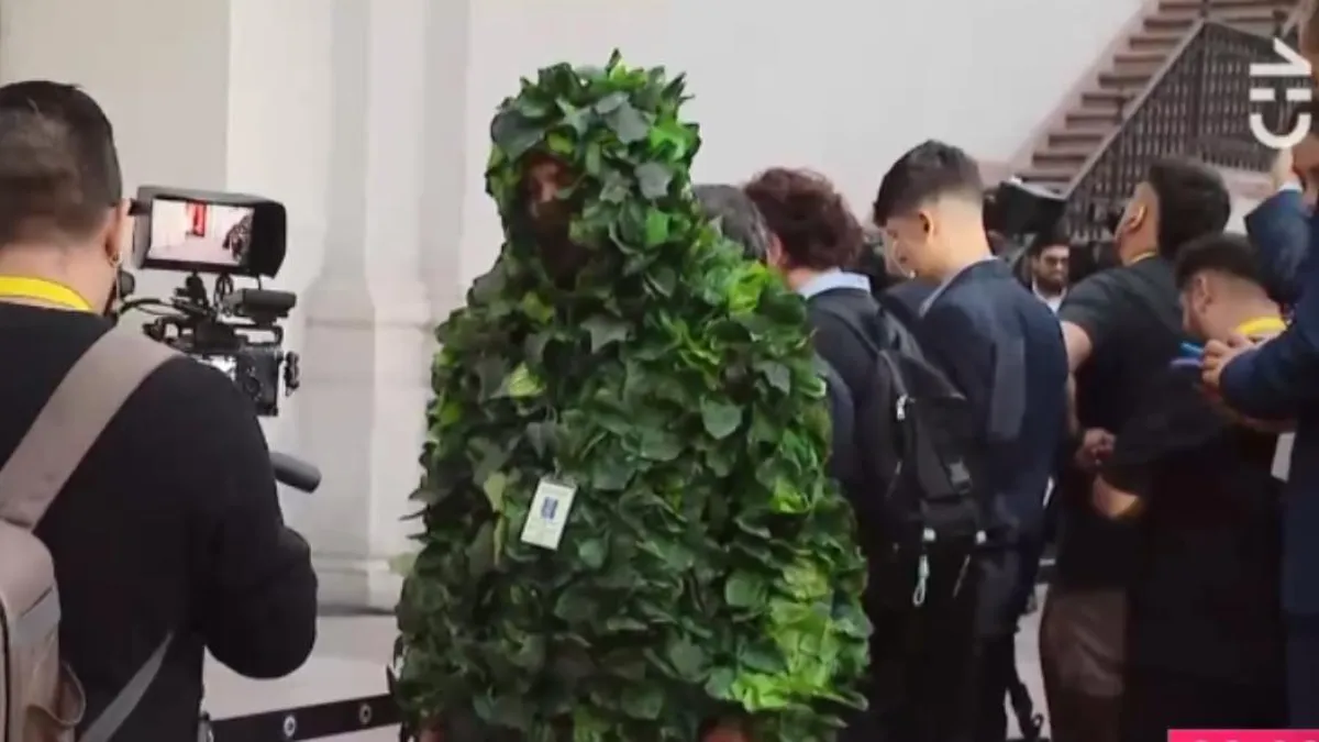 Un periodista se disfraza de planta en La Moneda y provoca risas entre los asistentes.