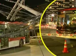 Incidente en Ñuñoa: bus derriba postes