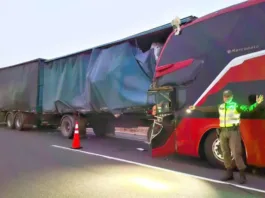Accidente en Ruta 5 Norte: un muerto y 19 heridos tras choque de bus y camión.