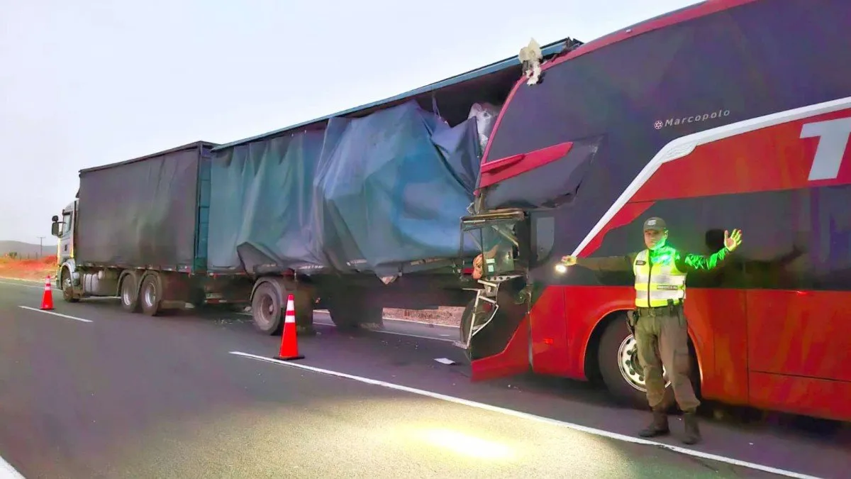 Accidente en Ruta 5 Norte: un muerto y 19 heridos tras choque de bus y camión.