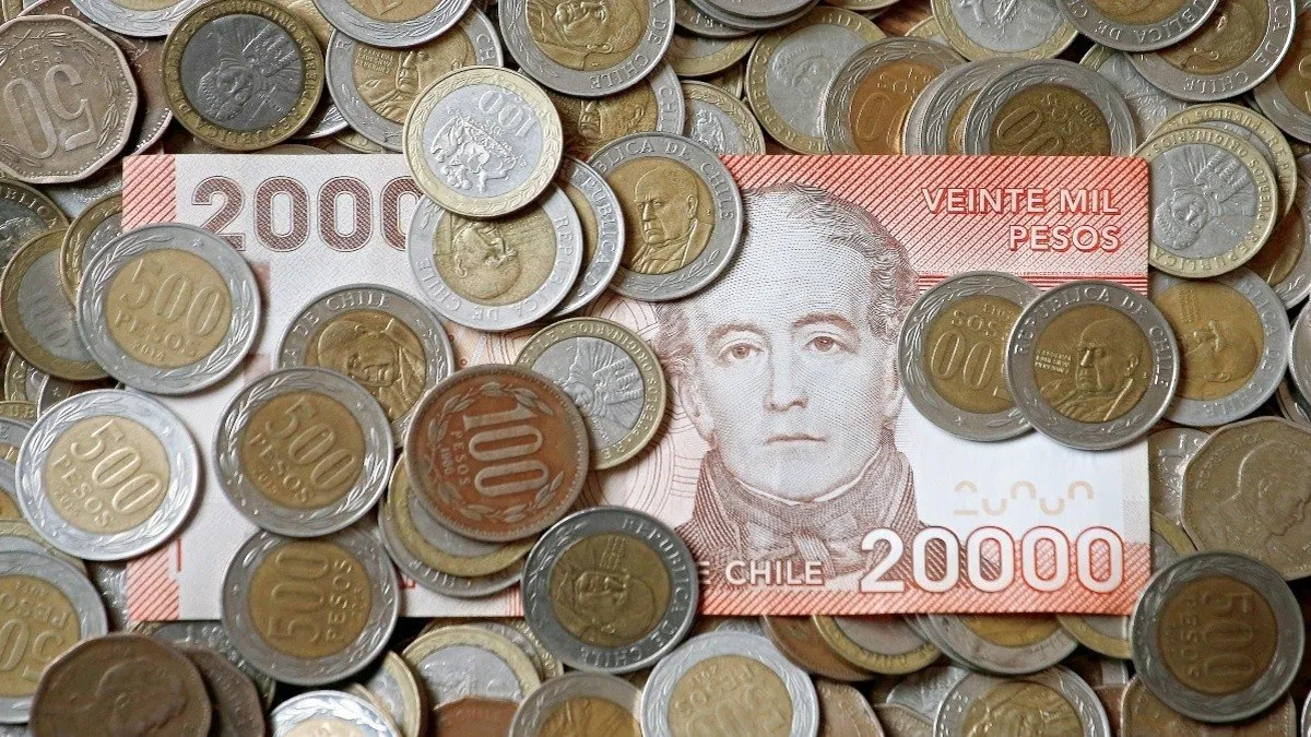 La PGU en Chile brinda apoyo económico a adultos mayores con pensiones bajas.