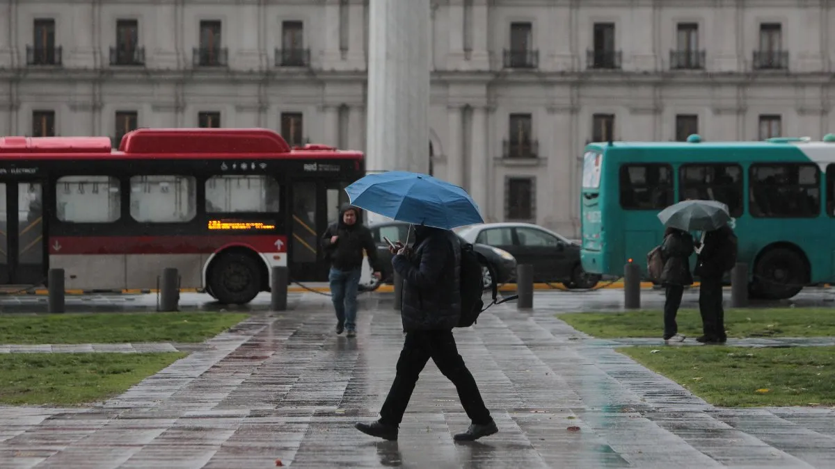 Se anticipan lluvias y descenso de temperaturas en la Región Metropolitana y sur del país.