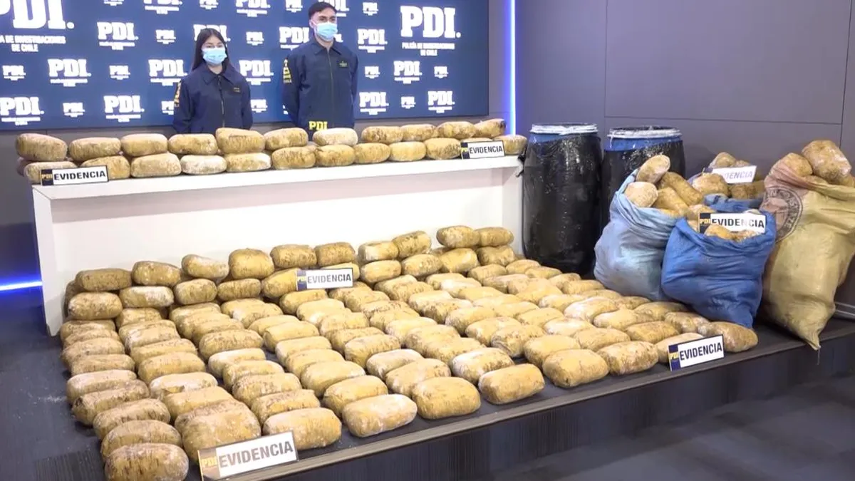 La Brigada Antinarcóticos incauta 280 kg de drogas en Santiago y detiene a dos sospechosos.