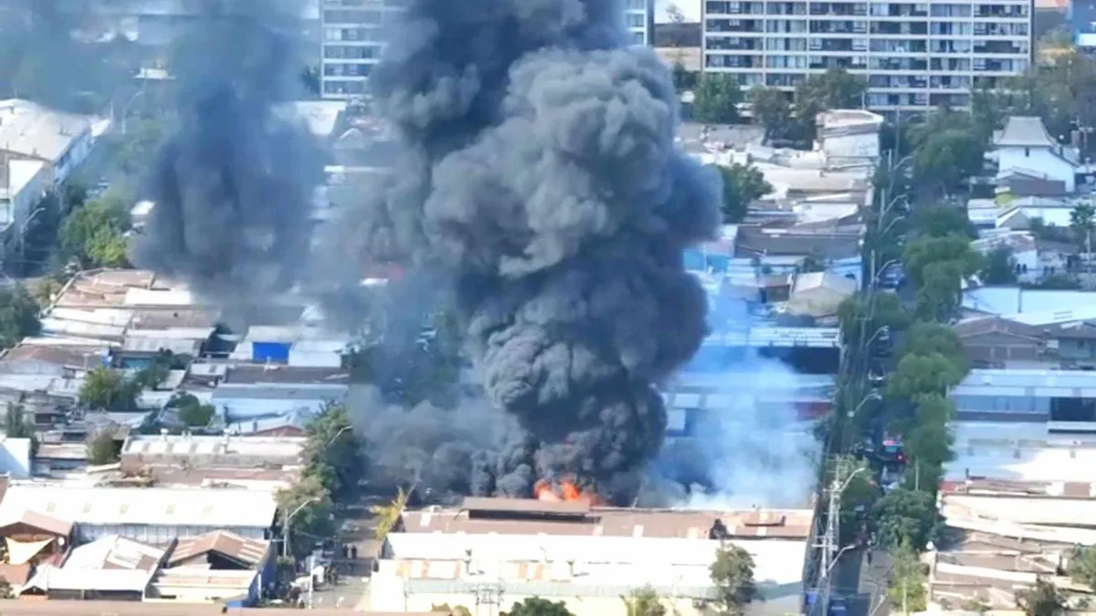 Incendio en empresa abandonada en Franklin: 14 compañías de bomberos en acción.