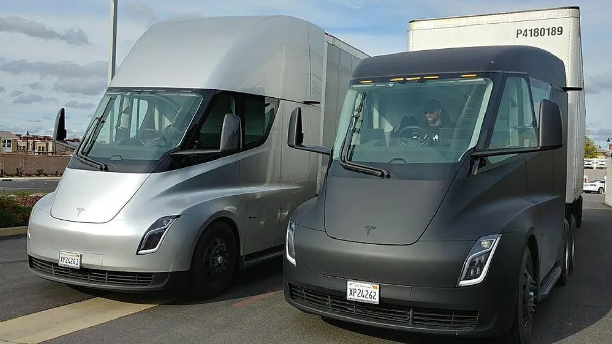 Tesla lanza su camión eléctrico Semi