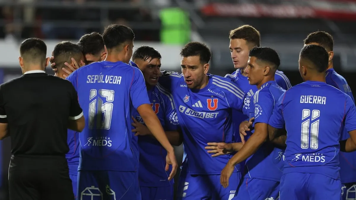Crisis en la U: salidas y lesiones complican el futuro del equipo.