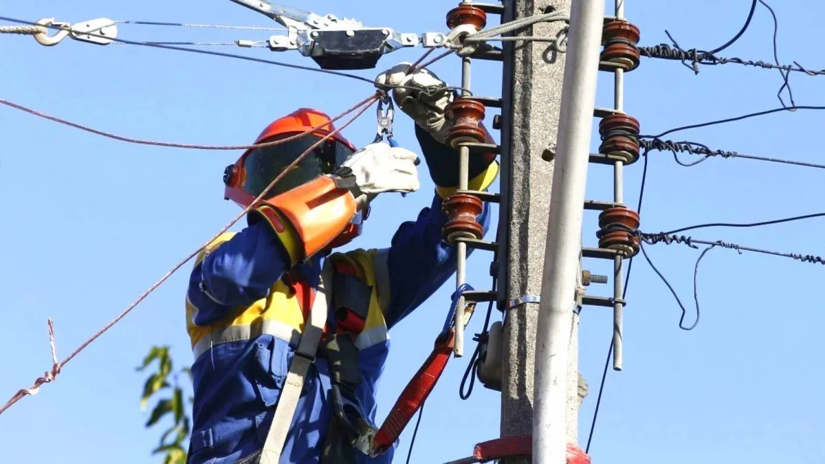 Corte de luz en Valparaíso afecta a 20 mil hogares tras incendio; reposición a las 12:00.