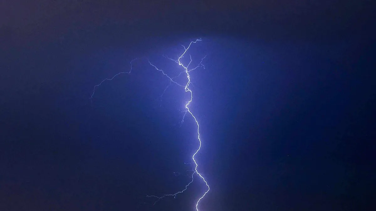 Aviso de tormentas eléctricas en Valparaíso este sábado. Precaución recomendada.