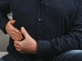 Hombre de 64 años supera cáncer de vejiga y biliar con cirugía laparoscópica.