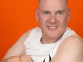 Alfredo Ureta busca apoyo público para cuidar a su madre enferma.