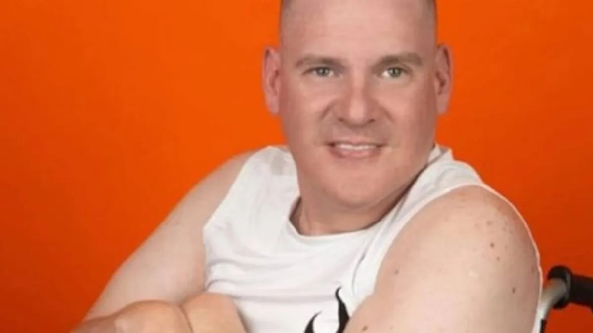 Alfredo Ureta busca apoyo público para cuidar a su madre enferma.