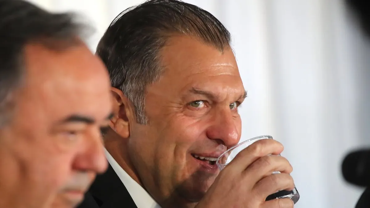 Aníbal Mosa busca controlar Blanco y Negro con nueva OPA para acciones.