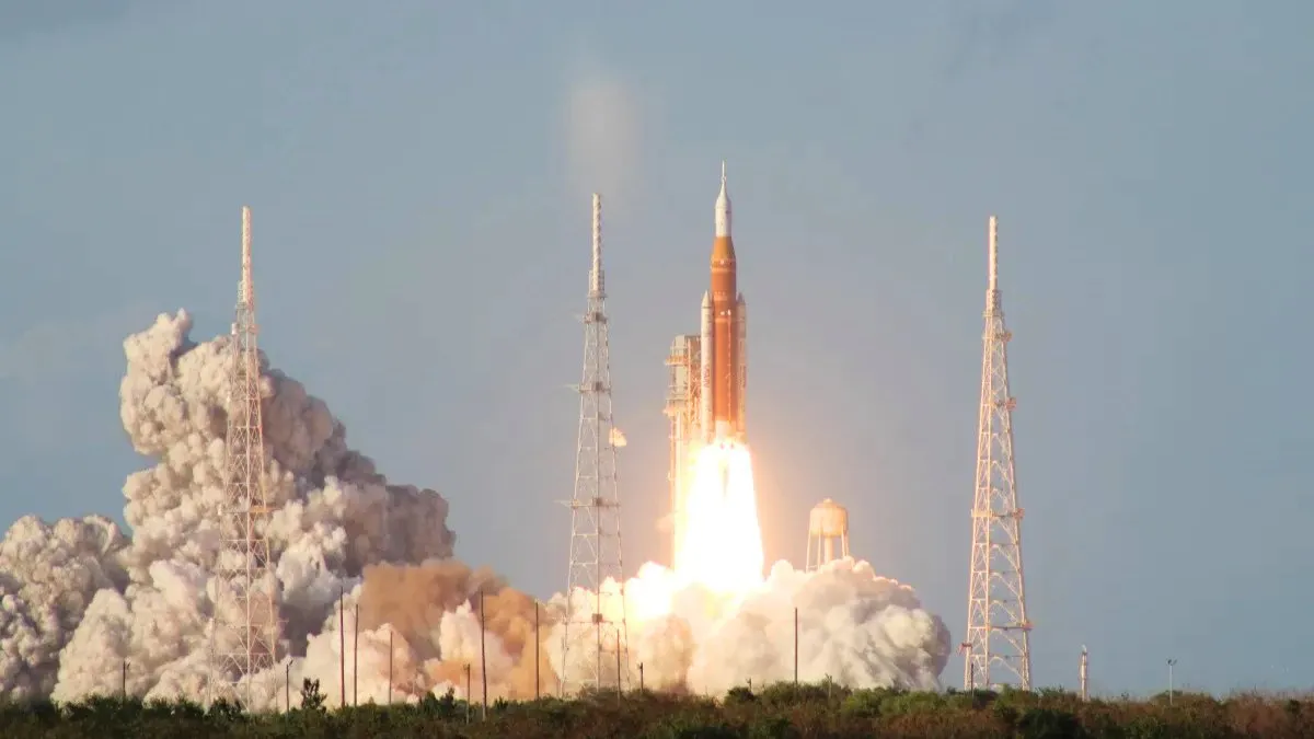 La cápsula Orión del Artemis II se prepara para su reentrada a la Tierra a gran velocidad.