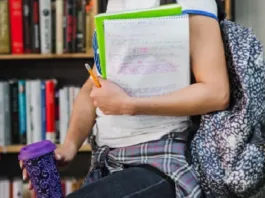 La Beca Indígena apoya a estudiantes indígenas con financiamiento educativo.