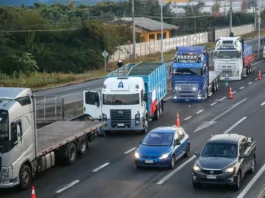 Camioneros del Bío Bío alertan sobre movilizaciones por el alza de combustibles.