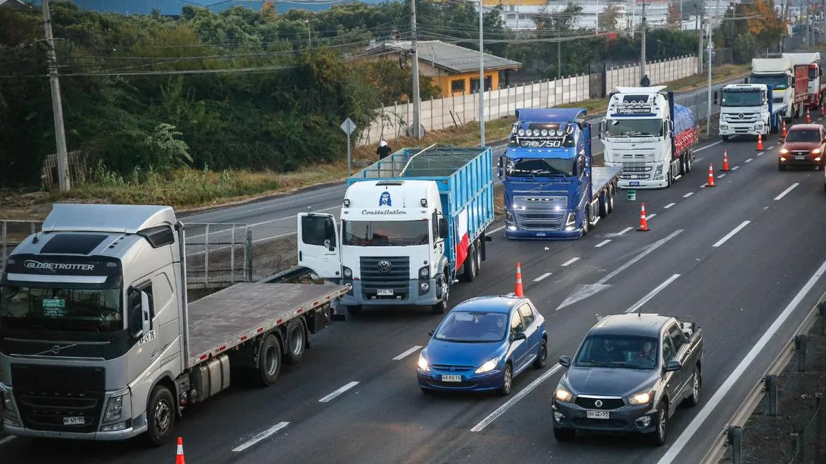 Camioneros del Bío Bío alertan sobre movilizaciones por el alza de combustibles.