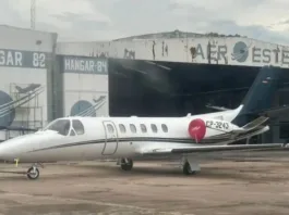 Un avión privado se estrella en Bolivia; buscan sobrevivientes tras el incidente.