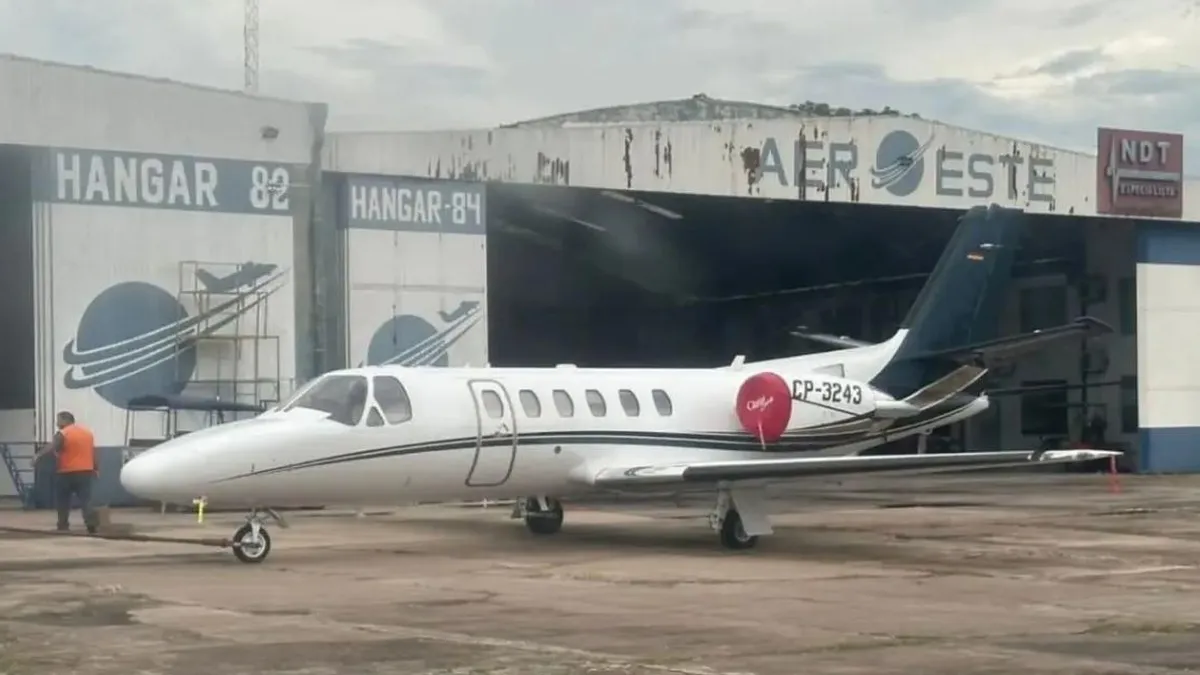 Un avión privado se estrella en Bolivia; buscan sobrevivientes tras el incidente.