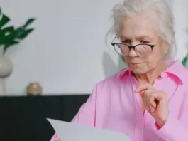 Bono por hijo: apoyo económico para mujeres mayores de 65 años en Chile.