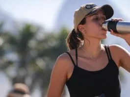 Limpia bien tus botellas reutilizables para evitar moho y bacterias dañinas.