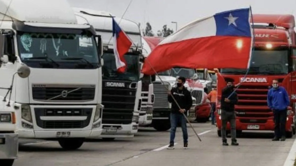 Camioneros chilenos alertan sobre el impacto del alza del diésel en el transporte.