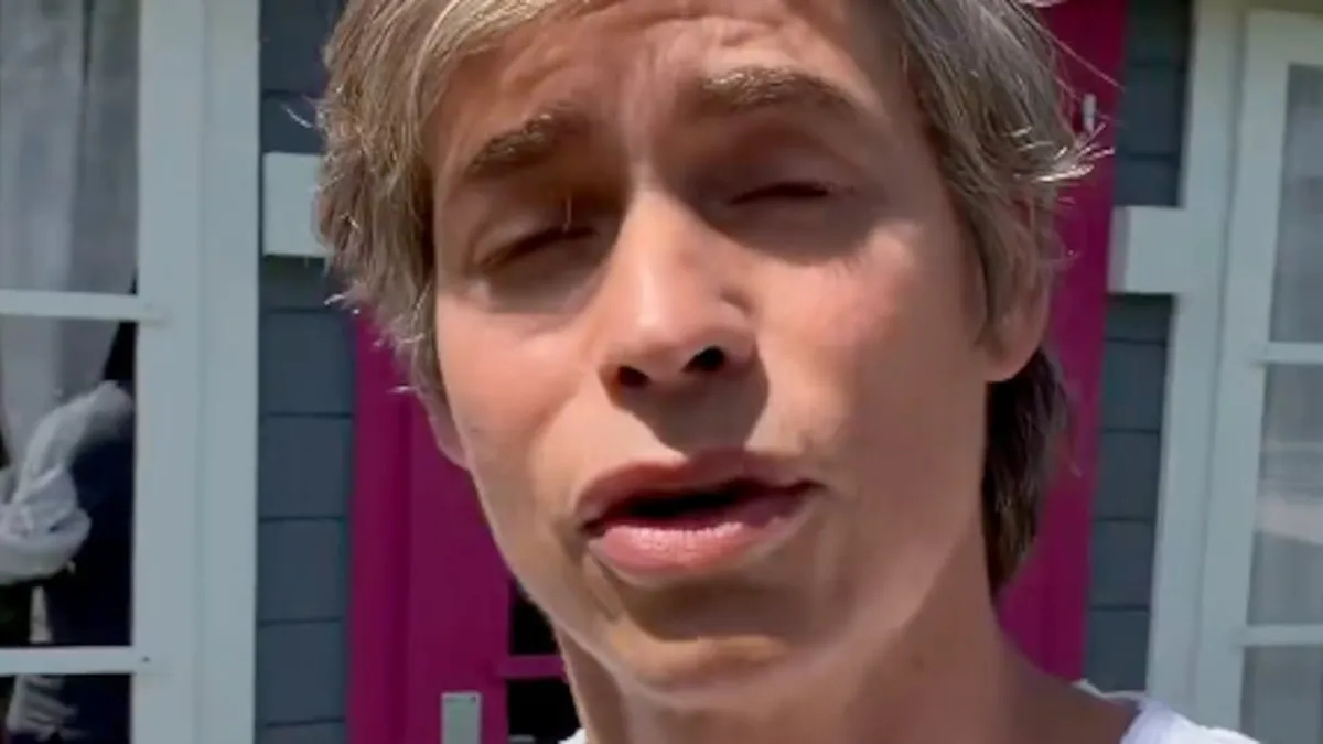 Carlos Baute se disculpa por comentarios ofensivos hacia Delcy Rodríguez en Madrid.