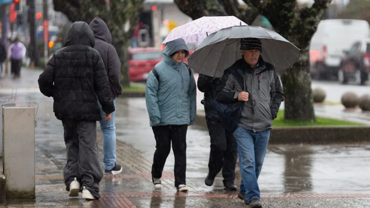 Tres sistemas frontales afectarán Chile con lluvias y vientos intensos.