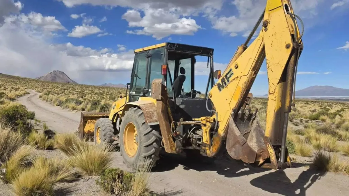 Detenidos en Colchane por contrabando de retroexcavadora robada en frontera.